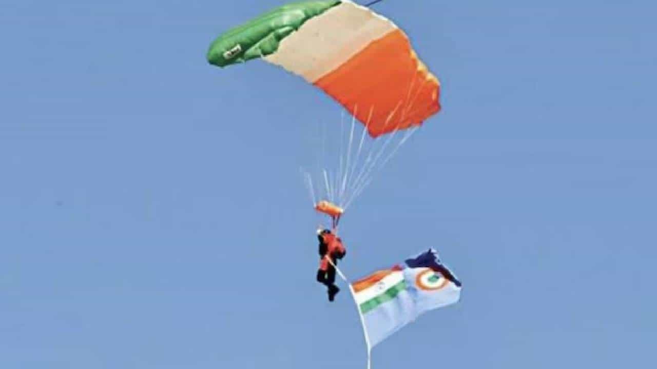 Air Force Instructor Dies: പാരച്യൂട്ട് പരിശീലനത്തിനിടെ അപകടം, പരിക്കേറ്റ് ചികിത്സയിലായിരുന്ന വ്യോമസേനാ പരിശീലകൻ മരിച്ചു Air Force Instructor Dies: പാരച്യൂട്ട് പരിശീലനത്തിനിടെ അപകടം, പരിക്കേറ്റ് ചികിത്സയിലായിരുന്ന വ്യോമസേനാ പരിശീലകൻ മരിച്ചു