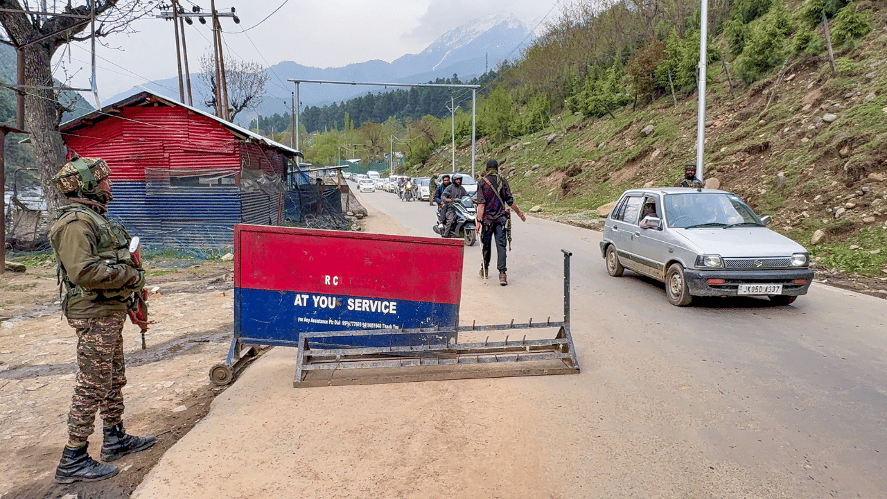 Pahalgam Terror Attack: സൈന്യത്തിൻ്റെ മോക് ഡിൽ ആയിരുന്നില്ല, വേഷം മാറിയെത്തിയത് ഭീകരർ; ഒടുവിൽ Pahalgam Terror Attack: സൈന്യത്തിൻ്റെ മോക് ഡിൽ ആയിരുന്നില്ല, വേഷം മാറിയെത്തിയത് ഭീകരർ; ഒടുവിൽ