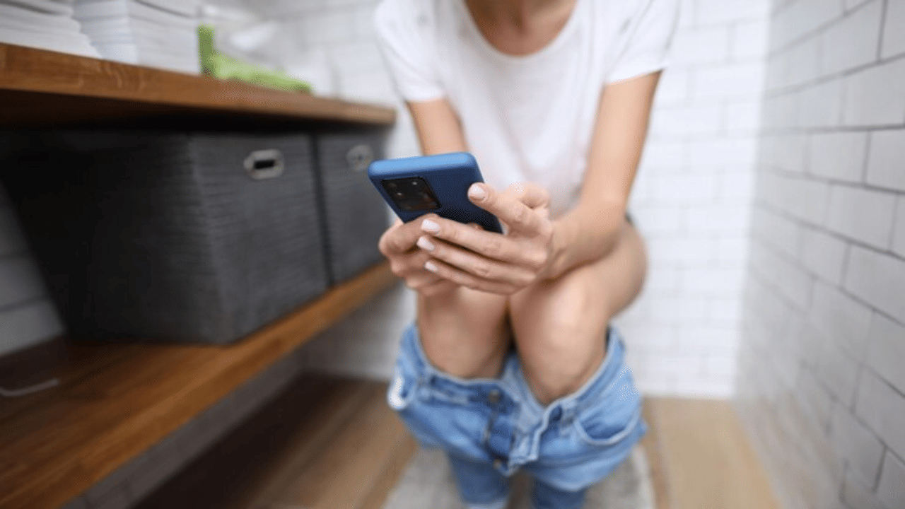 Phone Use In Toilet: ഫോൺ ടോയ്ലെറ്റിൽ കൊണ്ടുപോകുന്നവരുടെ ശ്രദ്ധയ്ക്ക്... ക്ഷണിച്ചുവരുത്തുന്നത് വൻ അപകടം Phone Use In Toilet: ഫോൺ ടോയ്ലെറ്റിൽ കൊണ്ടുപോകുന്നവരുടെ ശ്രദ്ധയ്ക്ക്... ക്ഷണിച്ചുവരുത്തുന്നത് വൻ അപകടം