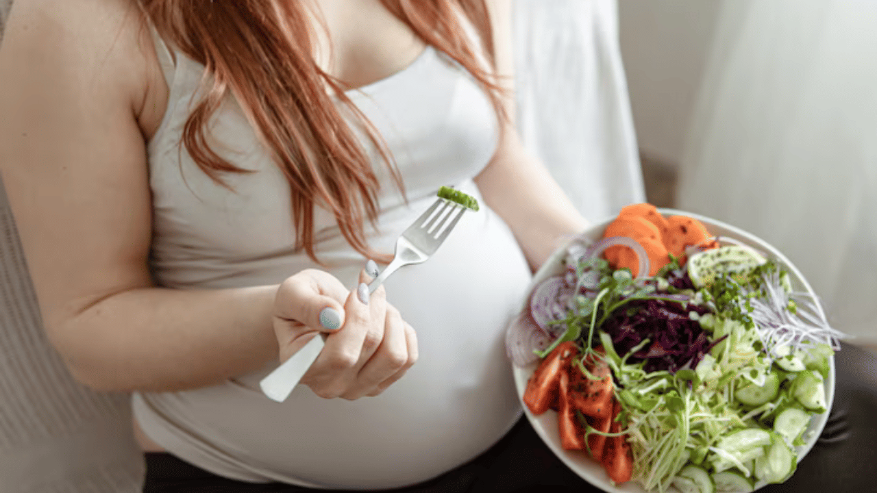 ഗർഭകാലത്ത് പുകവലിയും മദ്യപാനവും പൂർണ്ണമായും ഒഴിവാക്കണം. പഞ്ചസാര അടങ്ങിയ പാനീയങ്ങളും ഒഴിവാക്കാം. സംസ്കരിച്ച ഭക്ഷണങ്ങൾ, സോഡകൾ എന്നിവ ഗർഭിണികൾ കഴിക്കരുത്. കാരണം അവയിൽ ഉയർന്ന അളവിൽ കലോറി അടങ്ങിയിട്ടുണ്ട്. അമിതമായി ചായയോ കാപ്പിയോ കുടിക്കരുത്. അവയിൽ കഫീൻ ഉൾപ്പെടുന്നു, ഇത് കുഞ്ഞിന് ദോഷകരമാണ്, മാത്രമല്ല അവർ നിർജ്ജലീകരണത്തിനും ഇരയാകുന്നു.