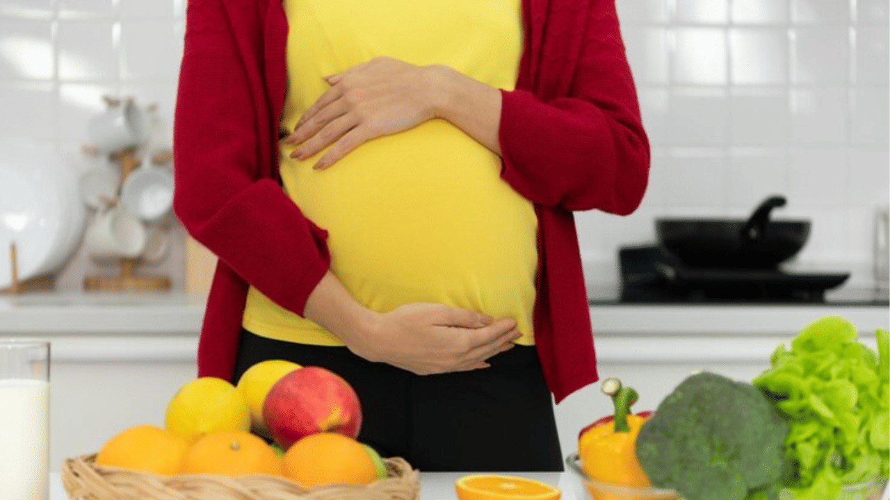 വേനൽക്കാലത്ത് വൈറ്റമിനുകൾ, ധാതുക്കൾ, ആരോഗ്യകരമായ കാർബോഹൈഡ്രേറ്റുകൾ എന്നിവയാൽ സമ്പന്നമായ പഴങ്ങളും പച്ചക്കറികളും നിങ്ങൾക്ക് ഊർജ്ജം നൽകുന്നു. ഗർഭകാലത്തുടനീളം അവ നിങ്ങളുടെ ചർമ്മത്തിനും ഒപ്പം മുടിക്കും ഗുണം ചെയ്യും. കൂടാതെ, ആരോഗ്യകരമായ ദഹനത്തെയും മലവിസർജ്ജനത്തെയും പ്രോത്സാഹിപ്പിക്കുന്നു. അതിനാൽ മലബന്ധം ഇല്ലാതാകുകയും ചെയ്യും.