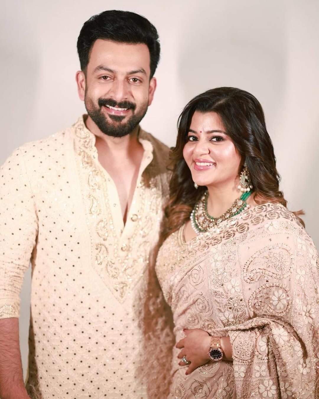 മലയാളി പ്രേക്ഷകർ ഇന്നുവരെ  കണ്ടതില്‍ വെച്ച് ഏറ്റവും വലിയ ചിത്രം സമ്മാനിച്ച് തിളങ്ങി നില്‍ക്കുകയാണ് നടന്‍ പൃഥ്വിരാജ് സുകുമാരന്‍. മോഹൻലാലിനെ നായകനാക്കി ഒരുക്കിയ ചിത്രം തീയേറ്ററുകളും കടന്ന് ഇപ്പോൾ ഒടിടിയിൽ എത്തിയിരിക്കുകയാണ്. ഇതിനിടെയിലാണ് സുപ്രിയയുടെയും പ്രഥ്വിരാജിന്റെയും വിവാഹ വാർഷികമെത്തിയത്. (image credits:instagram)