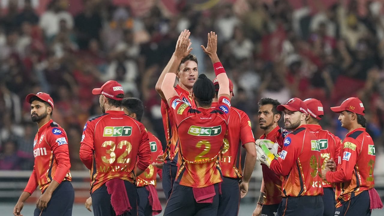 111ന് പുറത്തായ ഒരു ടീം. എത്ര ഓവറുകള്ക്കുള്ളില് എതിര് ടീം വിജയിക്കുമെന്ന് മാത്രമറിയാന് കാത്തിരുന്ന ആരാധകര്. പക്ഷേ, വിലയിരുത്തലുകളെ തട്ടിതെറിപ്പിച്ച് 16 റണ്സിന്റെ കിടിലന് ജയം ആ ടീം സ്വന്തമാക്കുമ്പോള് ആ മത്സരം എത്രത്തോളം ആവേശകരമായിരുന്നുവെന്ന് ഊഹിക്കാവുന്നതല്ലേയുള്ളൂ. പറഞ്ഞുവരുന്നത് കഴിഞ്ഞ ദിവസം നടന്ന പഞ്ചാബ് കിങ്സ്-കൊല്ക്കത്ത നൈറ്റ് റൈഡേഴ്സ് മത്സരത്തെക്കുറിച്ചാണ് (Image Credits: PTI)