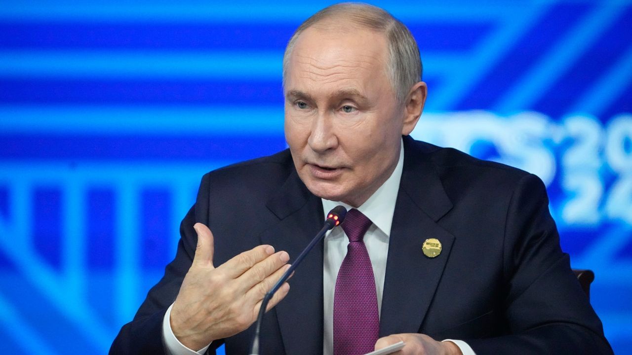 Ukraine Ceasefire: യുക്രെയ്നില് വെടിനിര്ത്തല് പ്രഖ്യാപിച്ച് പുടിന്; മെയ് 8 മുതല് മൂന്ന് ദിവസം യുദ്ധമില്ല Ukraine Ceasefire: യുക്രെയ്നില് വെടിനിര്ത്തല് പ്രഖ്യാപിച്ച് പുടിന്; മെയ് 8 മുതല് മൂന്ന് ദിവസം യുദ്ധമില്ല