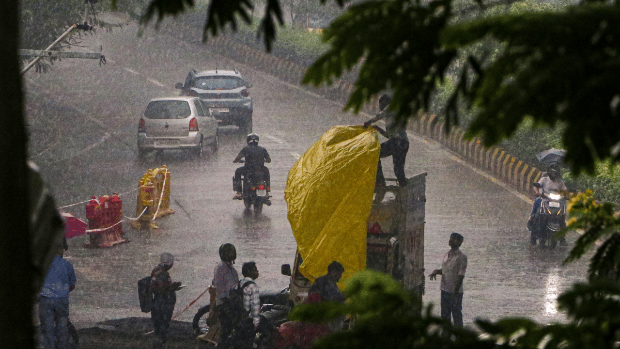 Kerala Rain Alert: ബംഗാൾ ഉൾക്കടലിൽ ന്യൂനമർദം; ഇന്നും നാളെയും സംസ്ഥാനത്ത് ശക്തമായ മഴ; ഉയർന്ന തിരമാലയ്ക്കും സാധ്യത
