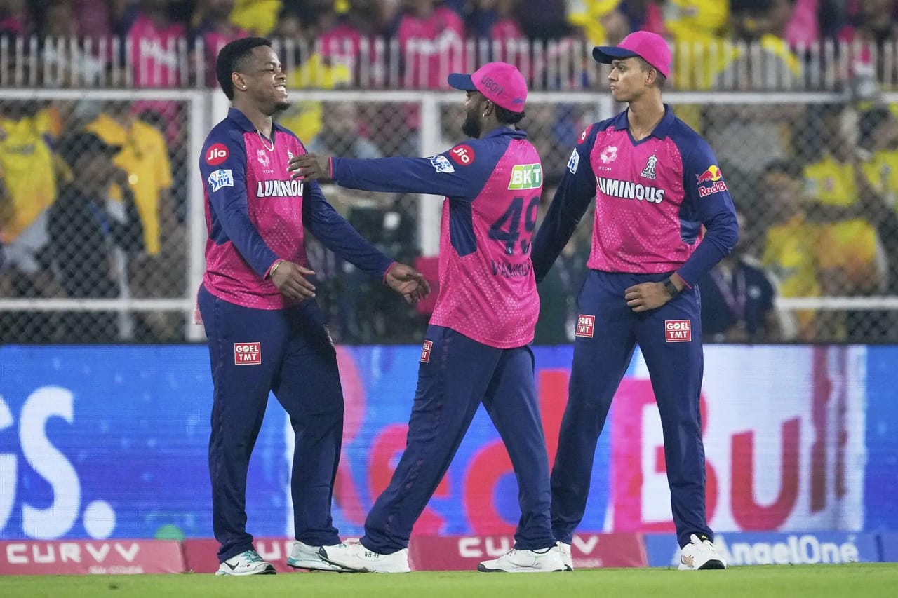 ബെംഗളൂരുവിനെതിരായ കളി ജയിക്കാതെ വേറെ വഴിയില്ലെന്ന് രാജസ്ഥാൻ റോയൽസ് പരിശീലകൻ രാഹുൽ ദ്രാവിഡ്. ബെംഗളൂരുവിനെതിരെ മാത്രമല്ല, ഇനിയുള്ള എല്ലാ മത്സരങ്ങളിലും വിജയിക്കേണ്ടതുണ്ട്. പോയിൻ്റ് നില മെച്ചപ്പെടുത്തിയെങ്കിലേ പോയിൻ്റ് ടേബിളിൽ സ്ഥാനം മെച്ചപ്പെടുത്താൻ കഴിയൂ എന്നും അദ്ദേഹം പറഞ്ഞു. (Image Courtesy - Social Media)
