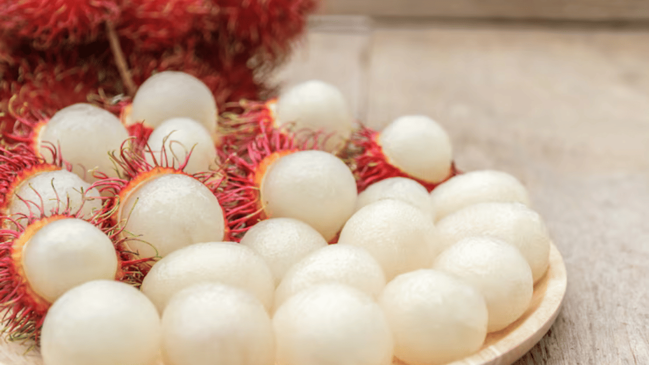 റംബുട്ടാനിൽ പൊട്ടാസ്യം കൂടുതലാണ്, ഇത് രക്തസമ്മർദ്ദം നിയന്ത്രിക്കാനും, രക്തചംക്രമണം മെച്ചപ്പെടുത്താനും, മൊത്തത്തിലുള്ള ഹൃദയാരോഗ്യത്തെ പിന്തുണയ്ക്കാനും, ഹൃദയ സംബന്ധമായ പ്രശ്നങ്ങൾക്കുള്ള സാധ്യത കുറയ്ക്കാനും സഹായിക്കുന്നു. രോഗപ്രതിരോധ ശേഷി ശക്തിപ്പെടുത്തുന്നതിനാവശ്യമായ വിറ്റാമിൻ സി റംബുട്ടാനിൽ അടങ്ങിയിട്ടുണ്ട്.