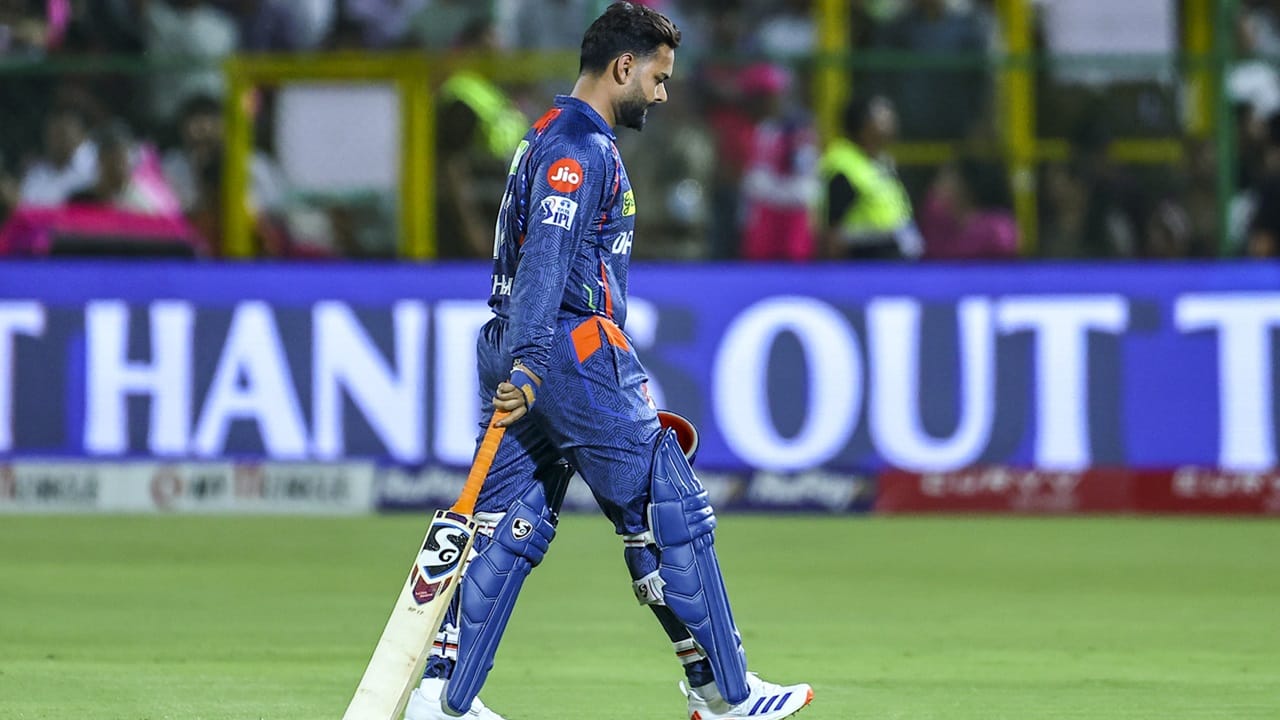 ഐപിഎല്‍ 2025 സീസണില്‍ ലഖ്‌നൗ സൂപ്പര്‍ ജയന്റ്‌സ് ക്യാപ്റ്റന്‍ ഋഷഭ് പന്തിന്റെ പ്രകടനം അങ്ങേയറ്റം ദയനീയമാണ്. മുംബൈ ഇന്ത്യന്‍സിനെതിരായ മത്സരത്തിലും താരം നിരാശപ്പെടുത്തി. രണ്ട് പന്തില്‍ നാല് റണ്‍സെടുത്താണ് ഈ മത്സരത്തില്‍ ഔട്ടായത്. വില്‍ ജാക്ക്‌സിന്റെ പന്തില്‍  കാണ്‍ ശര്‍മ ക്യാച്ചെടുക്കുകയായിരുന്നു (Image Credits: PTI)