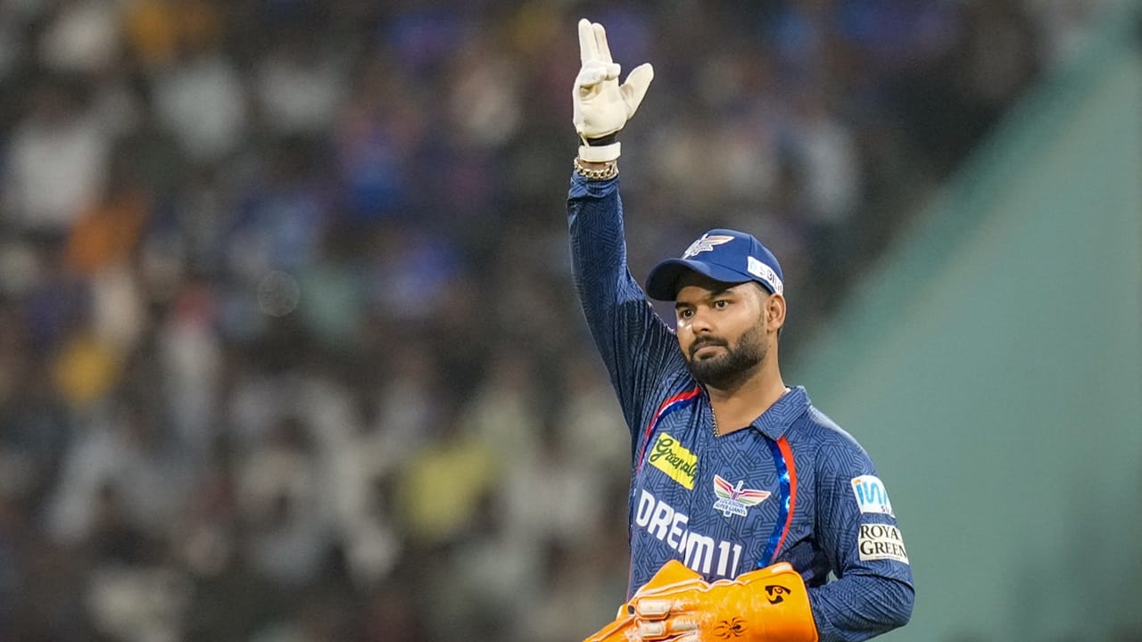 കഴിഞ്ഞ ദിവസം മുംബൈയ്‌ക്കെതിരെ നടന്ന മത്സരത്തില്‍ വിജയിച്ചെങ്കിലും ക്യാപ്റ്റന്‍ ഋഷഭ് പന്തിന്റെ മങ്ങിയ പ്രകടനം ലഖ്‌നൗ സൂപ്പര്‍ ജയന്റ്‌സിന് തലവേദനയാകുന്നു. മുംബൈയ്‌ക്കെതിരെ ആറു പന്തില്‍ രണ്ട് റണ്‍സ് മാത്രമാണ് പന്ത് നേടിയത് (Image Credits: PTI)