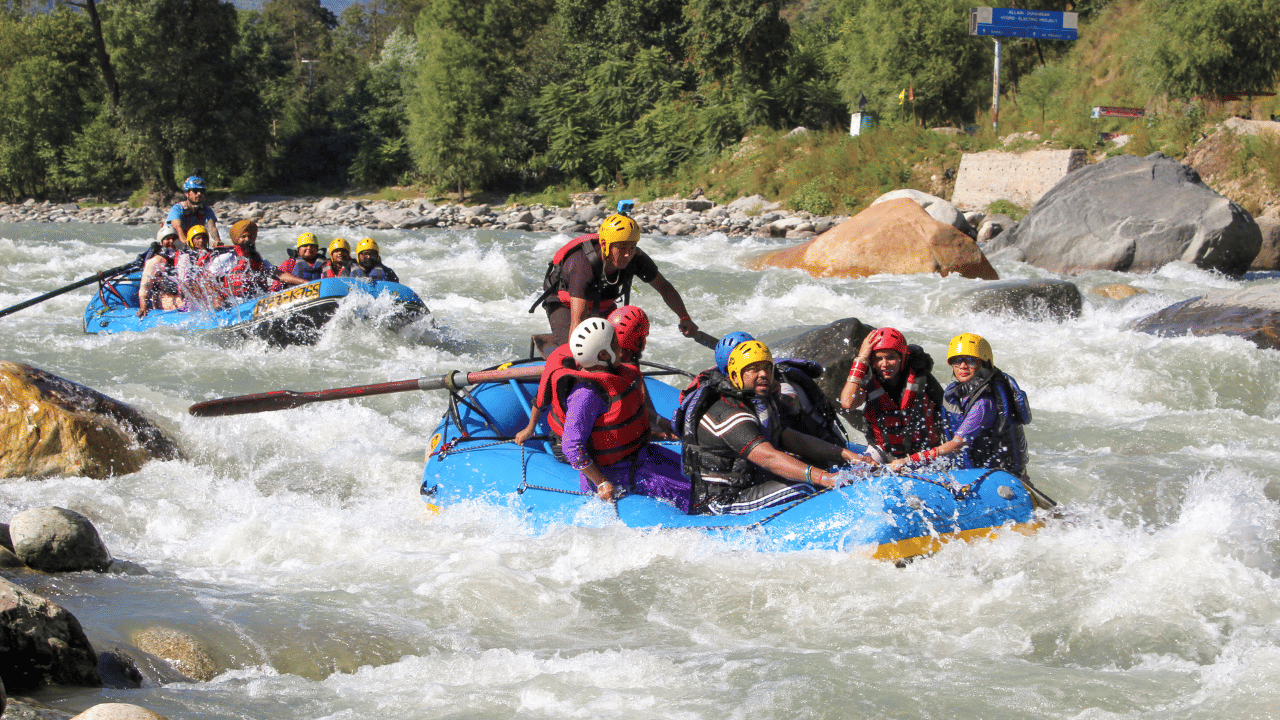 River Rafting: ഇന്ത്യയിലെ റിവർ റാഫ്റ്റിംഗിന് ഏറ്റവും അനുയോജ്യമായ സ്ഥലങ്ങൾ ഏതെല്ലാം?
