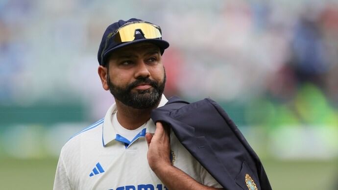 രോഹിത് ശർമ്മയെ ഇംഗ്ലണ്ട് ടെസ്റ്റ് ടീമിൽ നിന്ന് ഒഴിവാക്കുമെന്ന് അഭ്യൂഹം. ടെസ്റ്റ് മത്സരങ്ങളിൽ ഇനി രോഹിത് ശർമ്മയെ പരിഗണിക്കില്ലെന്നാണ് മാധ്യമപ്രവർത്തകനായ വൈഭവ് ബോലയുടെ അവകാശവാദം. ജസ്പ്രീത് ബുംറയാവും ഇംഗ്ലണ്ട് പരമ്പരയിൽ ഇന്ത്യൻ ടീമിനെ നയിക്കുക. പുതിയ വൈസ് ക്യാപ്റ്റനെ ഉടൻ തന്നെ തിരഞ്ഞെടുക്കുമെന്നും വൈഭവ് ബോല പറയുന്നു. (Image Courtesy - Social Media)