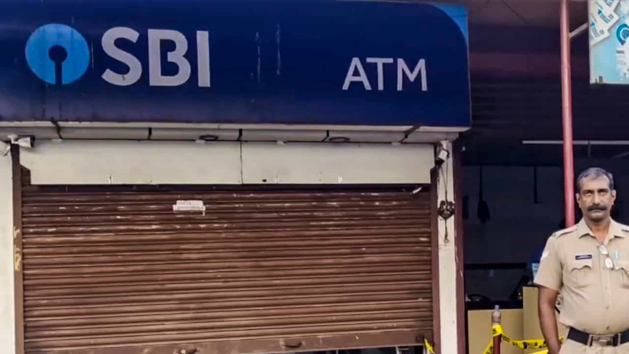 SBI Mobile Banking Outage : എസ്ബിഐ ഉപയോക്താക്കൾക്ക് യോനോ, യുപിഐ സേവനം ലഭിക്കുന്നില്ല? കാരണമിതാണ് SBI Mobile Banking Outage : എസ്ബിഐ ഉപയോക്താക്കൾക്ക് യോനോ, യുപിഐ സേവനം ലഭിക്കുന്നില്ല? കാരണമിതാണ്