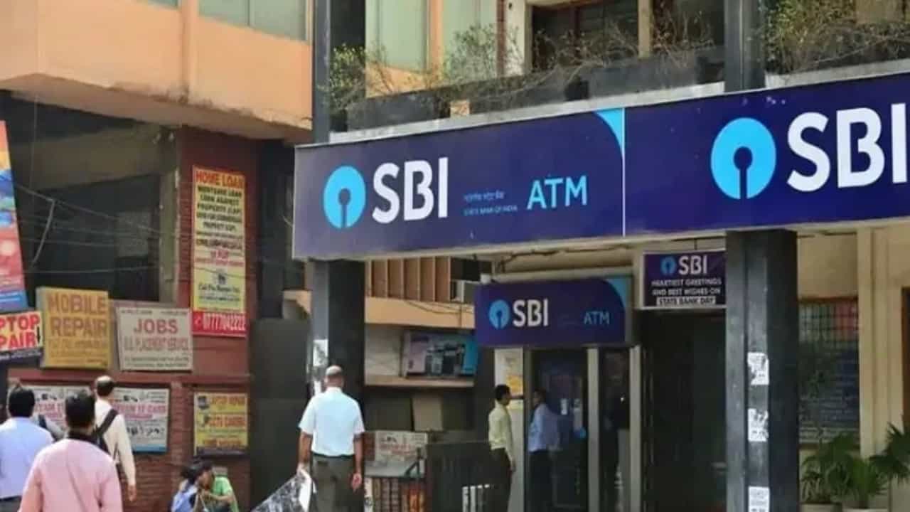 SBI FD Calculator : ഭാര്യയുടെ പേരിൽ 2 ലക്ഷം എഫ്ഡി, 2 വർഷത്തിനുശേഷം എത്ര ലഭിക്കും SBI FD Calculator : ഭാര്യയുടെ പേരിൽ 2 ലക്ഷം എഫ്ഡി, 2 വർഷത്തിനുശേഷം എത്ര ലഭിക്കും