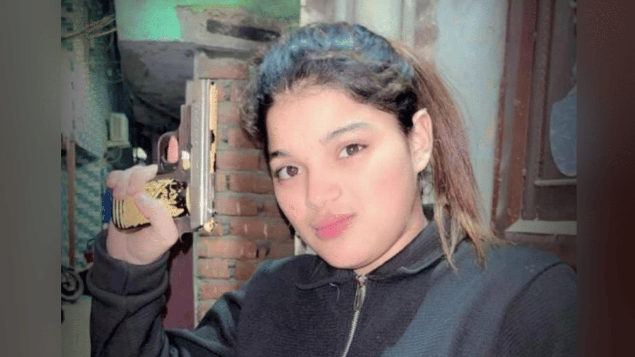 Seelampur Murder: 17കാരനെ അച്ഛൻറെ മുന്നിലിട്ട് കുത്തിക്കൊന്നു; ലേഡി ഡോൺ അറസ്റ്റിൽ