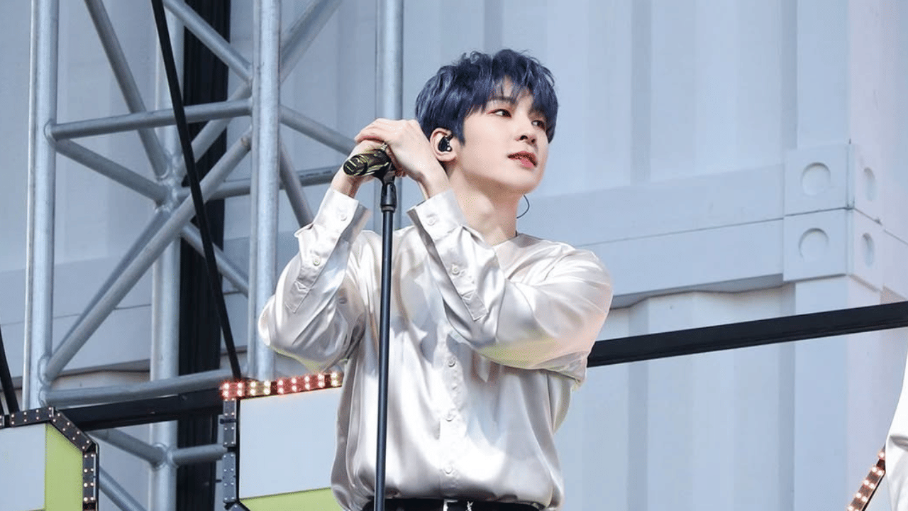 പ്രശസ്ത കൊറിയൻ സംഗീത ബാൻഡായ സെവന്റീനിലെ വോൻവൂ നാളെ (ഏപ്രിൽ 3) നിർബന്ധിത സൈനിക സേവനം ആരംഭിക്കും. ഇക്കാര്യം അറിയിച്ചു കൊണ്ട് സെവന്റീന്റെ ഏജൻസിയായ പ്ലെഡിസ് എന്റർടൈൻമെന്റ് നേരത്തെ പ്രസ്താവന പുറത്തിറക്കിയിരുന്നു. ഇപ്പോഴിതാ, മടങ്ങുന്നതിന് മുമ്പ് ആരാധകർക്കായി വൈകാരികമായ കുറിപ്പ് പങ്കുവെച്ചിരിക്കുകയാണ് താരം. (Image Credits: Wonwoo Instagram) 
