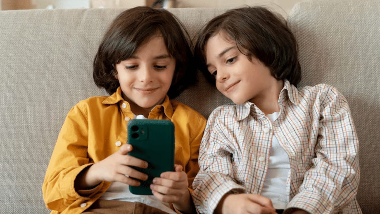 Parenting: കുട്ടികൾക്ക് മൊബൈൽ ഫോൺ നൽകരുതെന്ന് പറയുന്നത് എന്തുകൊണ്ട്? കാരണങ്ങൾ ഇതാണ് Parenting: കുട്ടികൾക്ക് മൊബൈൽ ഫോൺ നൽകരുതെന്ന് പറയുന്നത് എന്തുകൊണ്ട്? കാരണങ്ങൾ ഇതാണ്