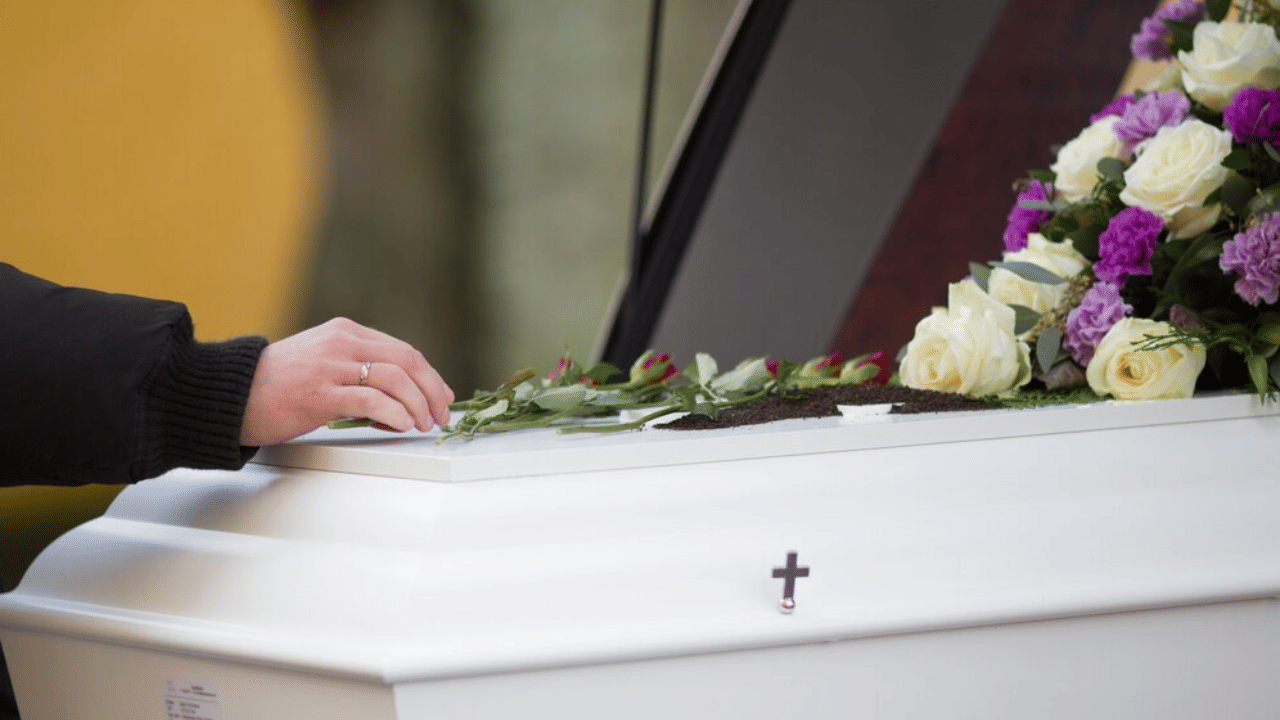 Viral News: മരിച്ചതായി സ്ഥിരീകരിച്ച സ്ത്രീ സംസ്കാര ചടങ്ങുകൾക്കിടെ തിരികെ ജീവിതത്തിലേക്ക്; അപൂർവ സംഭവത്തിന് പിന്നിൽ