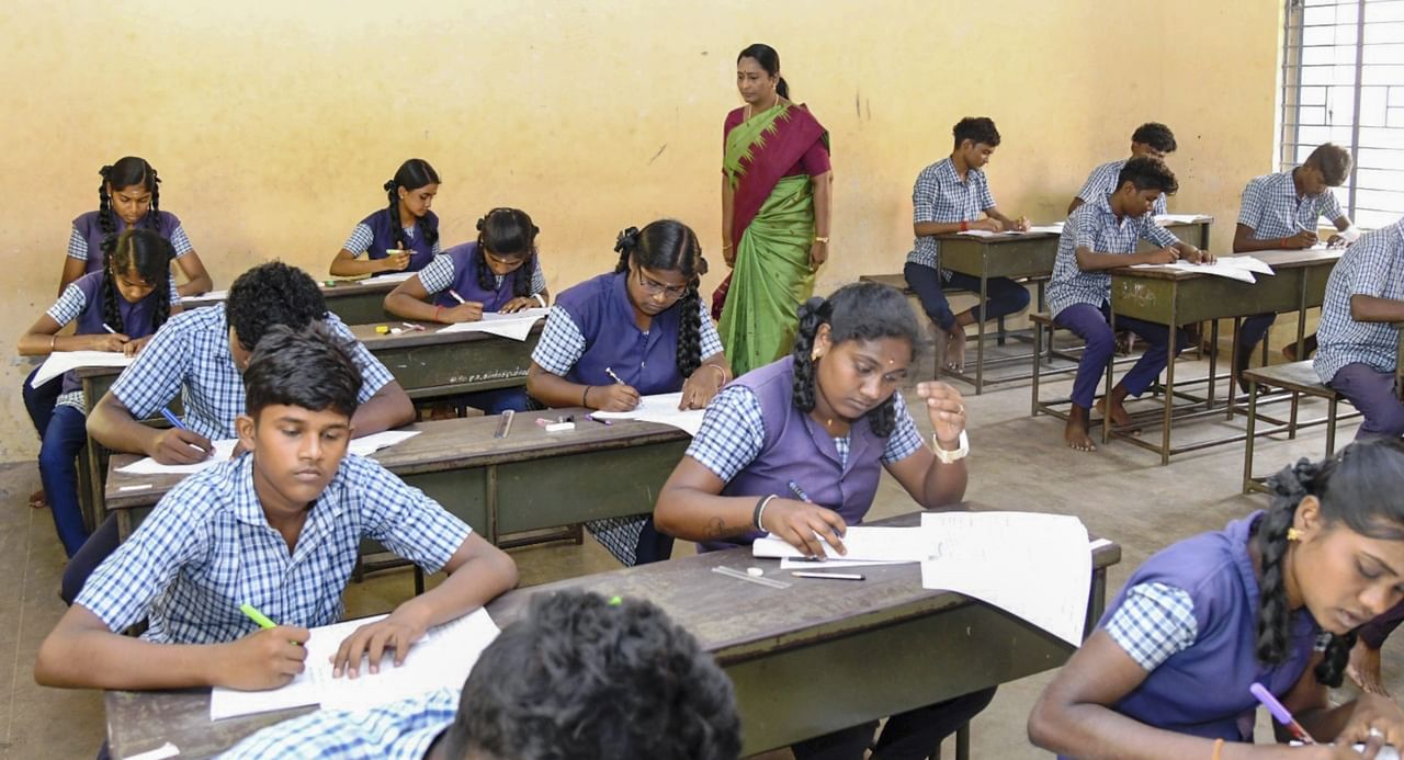 ഹയർ സക്കൻഡറി ഫലങ്ങൾ എന്ന പുറപ്പെടുവിക്കുമെന്ന് അറിയാൻ കാത്തിരിക്കുകയാണ് പ്ലസ് ടു വിദ്യാർഥികൾ. ഏപ്രിൽ ആദ്യ വാരം ആരംഭിച്ച മൂല്യനിർണയം ഇപ്പോൾ ഏകദേശം പൂർത്തിയാകാറായി. (Image Courtesy : PTI)