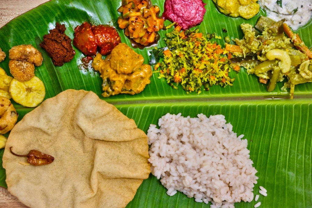 ഇലയുടെ ഇടത് അറ്റത്തായി കായ വറുത്തത്, ശര്‍ക്കര ഉപ്പേരി, ഉപ്പ് തുടങ്ങിയവയാണ് വരേണ്ടത്. പഴം, ഇഞ്ചിക്കറി, അച്ചാറുകള്‍, പപ്പടം തുടങ്ങിയവയും ആ ഭാഗത്ത് വരും. ഇതിന് സമീപം തോരന്‍, കിച്ചടി, പച്ചടി, ഓലന്‍, കൂട്ടുകറി തുടങ്ങിയവ ഇടത് നിന്ന് വലത്തേക്ക്‌ വിളമ്പും. അവിയലിന്റെ സ്ഥാനം വലതുവശത്താണ്.