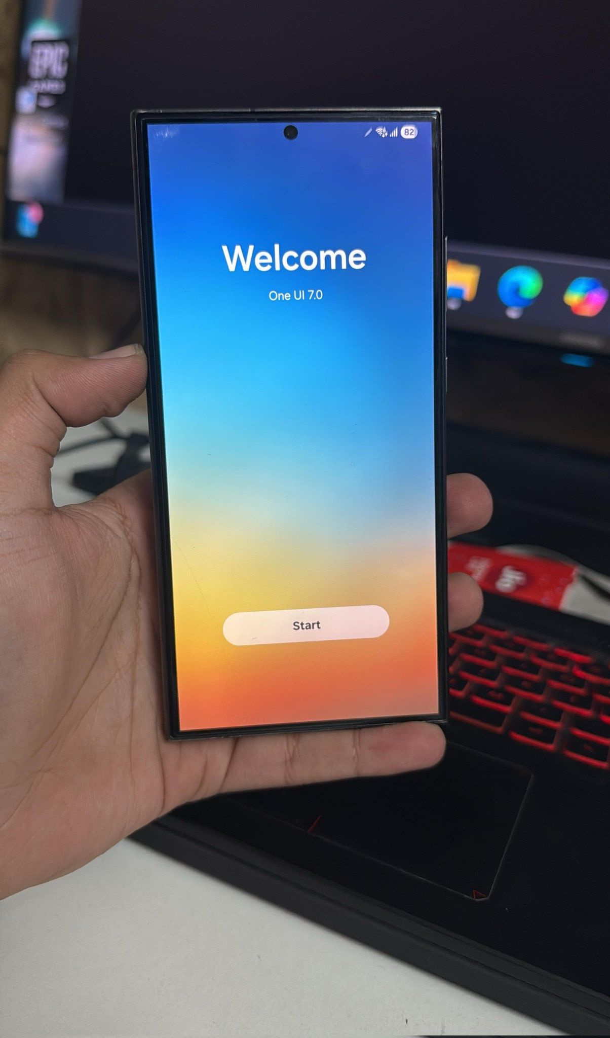 ആപ്പിളിൻ്റെ ലൈവ് ഫോട്ടോസിന് സമാനമായ ഫീച്ചറാണ് മോഷൻ ഫോട്ടോസ്. ഫോട്ടോ എടുക്കുന്നതിനൊപ്പം ഷട്ടർ ക്ലിക്ക് ചെയ്യുന്നതിന് ഒന്നര സെക്കൻഡ് മുൻപും ശേഷവുമുള്ള വിഷ്വൽ റെക്കോർഡ് ചെയ്യുന്നതാണ് ഇത്. ഇതിനൊപ്പം ആർട്ടിഫിഷ്യൽ ഇൻ്റലിജൻസിൻ്റെ പിന്തുണയുള്ള കസ്റ്റം ഫിൽറ്ററുകളും ഈ അപ്ഡേറ്റിലുണ്ടാവും.