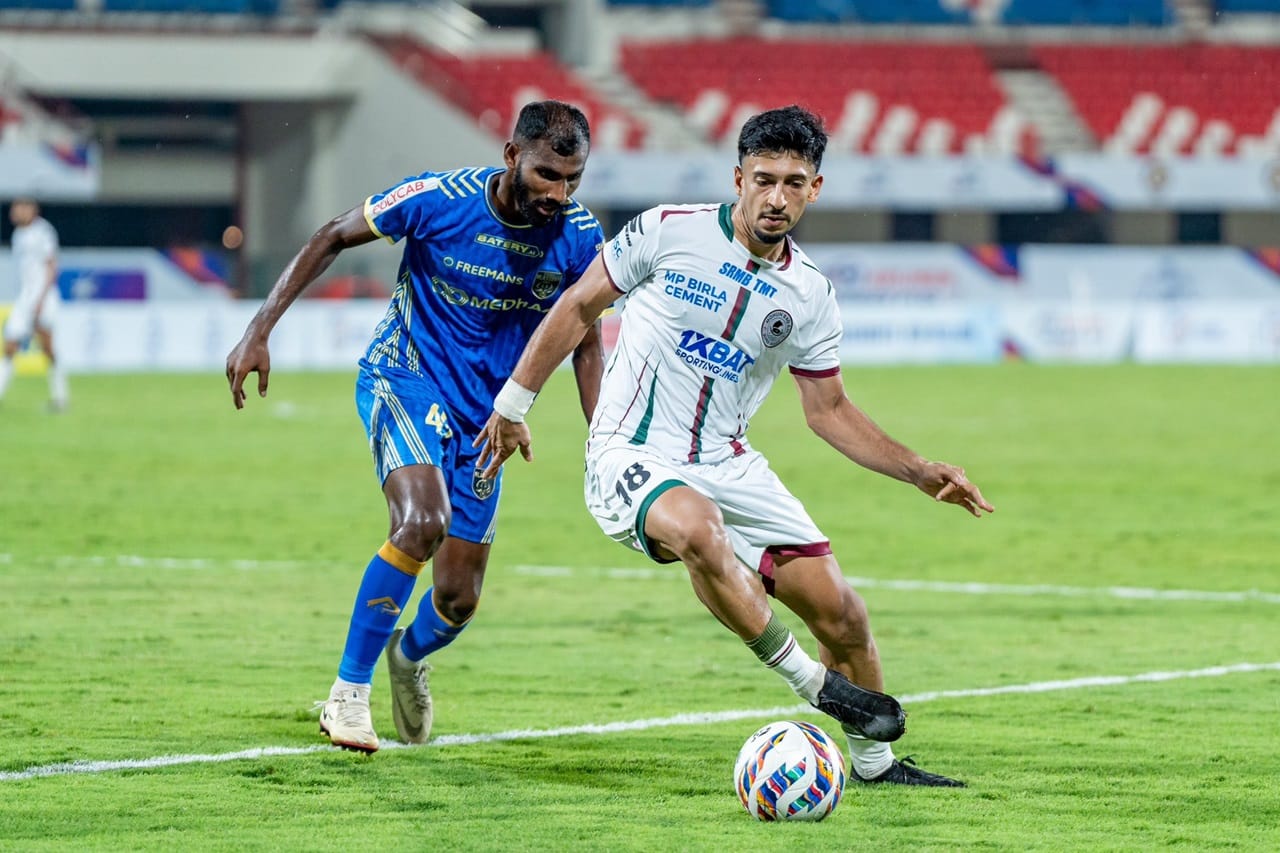 സൂപ്പര്‍ കപ്പിലും തോറ്റ് പുറത്തായതോടെ കേരള ബ്ലാസ്‌റ്റേഴ്‌സിനെതിരെ ആരാധകരുടെ പടപുറപ്പാട്. ടീമിനെതിരെ വ്യാപക വിമര്‍ശനമാണ് ആരാധകര്‍ ഉന്നയിക്കുന്നത്. ടീമിനെ അണ്‍ഫോളോ ചെയ്യുന്നുവെന്നാണ് ചിലരുടെ വിമര്‍ശനം. മികച്ച താരങ്ങളെ ടീമിലെത്തിക്കണമെന്നും ആരാധകര്‍ ആവശ്യപ്പെടുന്നു (Image Credits: Social Media)