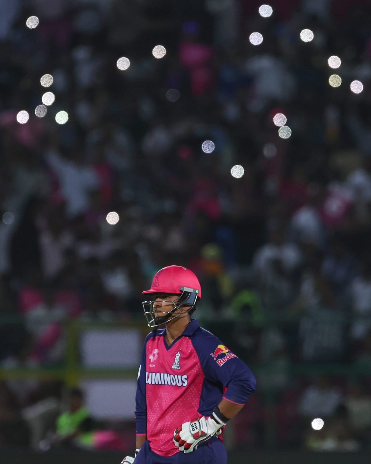 14 വയസുകാരനായ ബീഹാർ സ്വദേശി വൈഭവ് സൂര്യവൻശി കഴിഞ്ഞ ദിവസം ഐപിഎലിൽ അരങ്ങേറിയിരുന്നു. രാജസ്ഥാൻ റോയൽസ് താരമായ വൈഭവ് ലഖ്നൗവിനെതിരെയാണ് അരങ്ങേറിയത്. 20 പന്തുകളിൽ 34 റൺസ് നേടിയ സൂര്യവൻശി ചില മികച്ച ഷോട്ടുകളിലൂടെ രാജസ്ഥാന് ഗംഭീര തുടക്കം നൽകിയിരുന്നു. (Image Courtesy - Rajasthan Royals X)