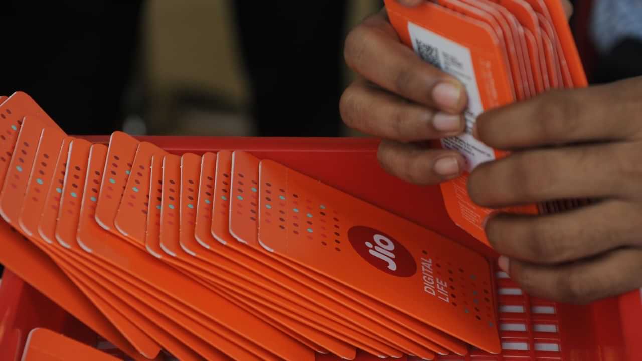 Telecom Tariff Hike: നിരക്ക് വർധിപ്പിക്കാനൊരുങ്ങി ടെലികോം ഓപ്പറേറ്റർമാർ; വർഷാവസാനത്തോടെ തുക വർധിപ്പിക്കുമെന്ന് റിപ്പോർട്ട്