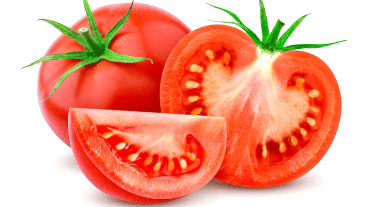 മുടിയുടെ സംരക്ഷണത്തിന്റെ കാര്യത്തിൽ, വിപണിയിലുള്ള നിരവധി ഉൽപ്പന്നങ്ങൾ ഉണ്ടെങ്കിലും പ്രകൃതിദത്തമായ ചേരുവകളുടെ ​ഗുണം ഒന്ന് വേറെതന്നെയാണ്. അത്തരമൊരു പ്രകൃതിദത്ത വസ്ത്തുകളിൽ ഒന്നാണ് തക്കാളി. വിറ്റാമിൻ എ, സി, കെ, ലൈക്കോപീൻ തുടങ്ങിയ അവശ്യ പോഷകങ്ങളാൽ നിറഞ്ഞിരിക്കുന്ന തക്കാളി മുടി വളർച്ചയെ പ്രോത്സാഹിപ്പിക്കുന്നു.
