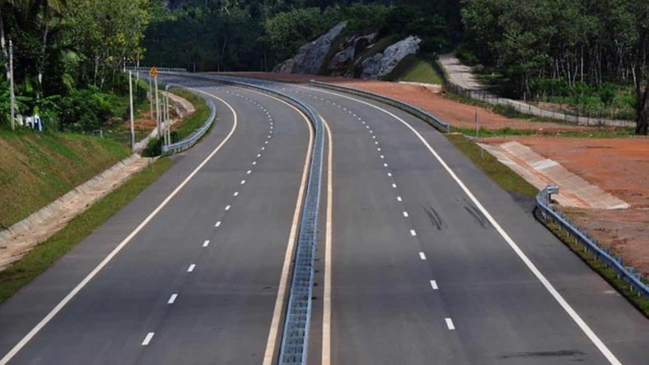 NH 544: ചാലക്കുടി - അങ്കമാലി ദേശീയപാതയിൽ ഗതാഗത നിയന്ത്രണം; ചെറുവാഹനങ്ങൾക്ക് താത്കാലിക പാത