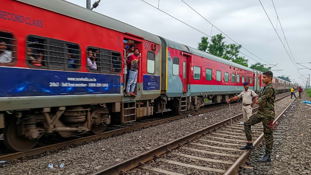 Vishu Special Train : വേഗം വിട്ടോ, ബെംഗളൂരുവിൽ നിന്നുള്ള വിഷു സ്പെഷ്യൽ ട്രെയിൻ ഇന്ന് രാത്രി പുറപ്പെടും; സ്റ്റോപ്പുകൾ ഇങ്ങനെ
