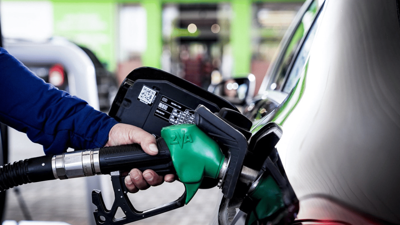 UAE Petrol Diesel Prices: യുഎഇയിൽ പെട്രോളിനും ഡീസലിനും വില കുറച്ചു; ഇന്നു മുതൽ നിരക്ക് ഇങ്ങനെ UAE Petrol Diesel Prices: യുഎഇയിൽ പെട്രോളിനും ഡീസലിനും വില കുറച്ചു; ഇന്നു മുതൽ നിരക്ക് ഇങ്ങനെ