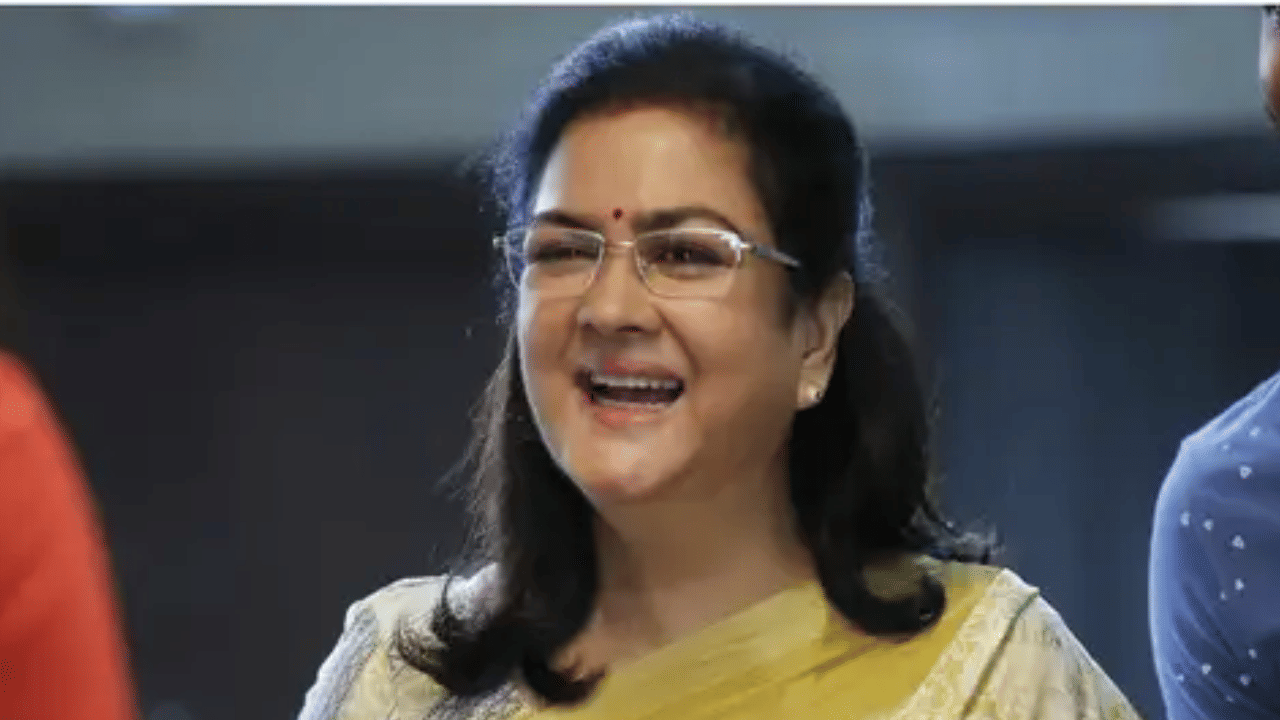 Urvashi: തുടക്കകാലത്ത് സിനിമയിൽ സ്വന്തം ശബ്ദത്തിൽ ഡബ്ബ് ചെയ്യാതിരുന്നതിന് കാരണമുണ്ട്; ഉർവശി Urvashi: തുടക്കകാലത്ത് സിനിമയിൽ സ്വന്തം ശബ്ദത്തിൽ ഡബ്ബ് ചെയ്യാതിരുന്നതിന് കാരണമുണ്ട്; ഉർവശി