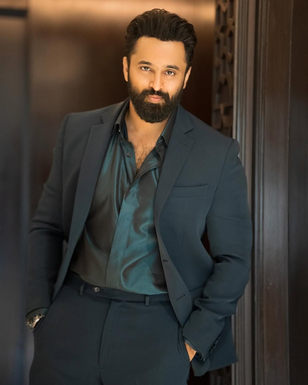 ഏറെ നാളായി മലയാള സിനിമാ മേഖലയിലുള്ളൊരു ഗോസിപ്പാണ് ഉണ്ണി മുകുന്ദനും മഹിമ നമ്പ്യാരും പ്രണയത്തിലാണെന്നത്. ജയ് ഗണേഷ് എന്ന ചിത്രത്തില്‍ അഭിനയിച്ചതിന് ശേഷം ഇരുവരും നല്ല സുഹൃത്തുക്കളാണ്. ഇരുവരുടെയും ഒരുമിച്ചുള്ള ചിത്രങ്ങളും വീഡിയോകളും വൈറലായതിന് പിന്നാലെയാണ് പ്രണയത്തിലാണെന്ന തരത്തില്‍ വാര്‍ത്ത പ്രചരിച്ചത്. (Image Credits: Instagram)