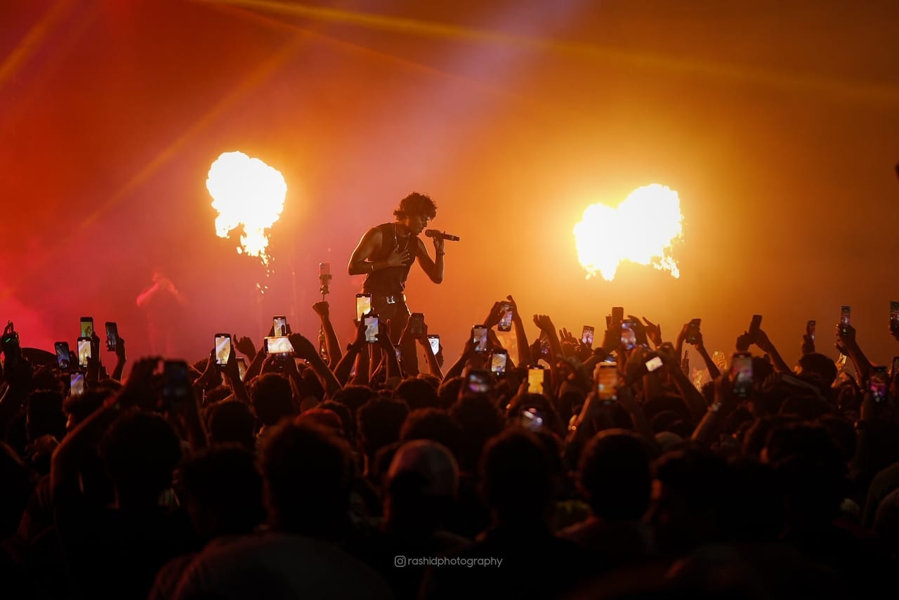സിനിമാക്കാർക്കിടയിലെ കഞ്ചാവുപയോഗവുമായി ബന്ധപ്പെട്ട കൂടുതൽ തെളിവുകളാണ് പുറത്തുവരുന്നത്. സംവിധായകൻ ഖാലിദ് റഹ്മാനെയും അഷ്റഫ് ഹംസയെയും ആദ്യം പിടികൂടിയപ്പോൾ റാപ്പർ വേടനും കഞ്ചാവ് കൈവശം വച്ചതിന് പിടിയിലായി. ഹരിൺദാസ് മുരളി എന്ന വേടൻ കേവലം അഞ്ച് വർഷം കൊണ്ടാണ് മലയാളത്തിലെ പ്രമുഖ റാപ്പർമാരിൽ ഒരാളായത്. (Image Courtesy - Vedan Instagram)
