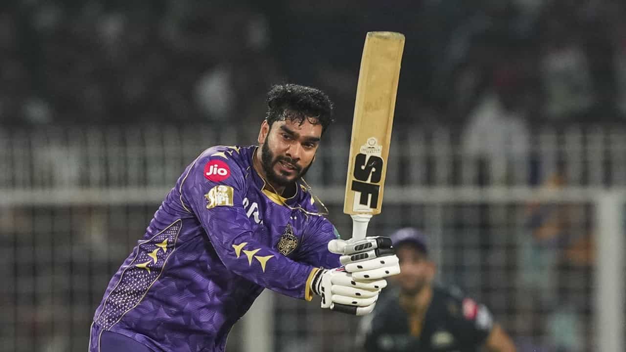 IPL 2025: 23.75 കോടിയുടെ താരം, തുഴഞ്ഞ് ടീമിനെ തോല്‍പിച്ചു; വെങ്കടേഷ് അയ്യര്‍ക്ക് പൊങ്കാല