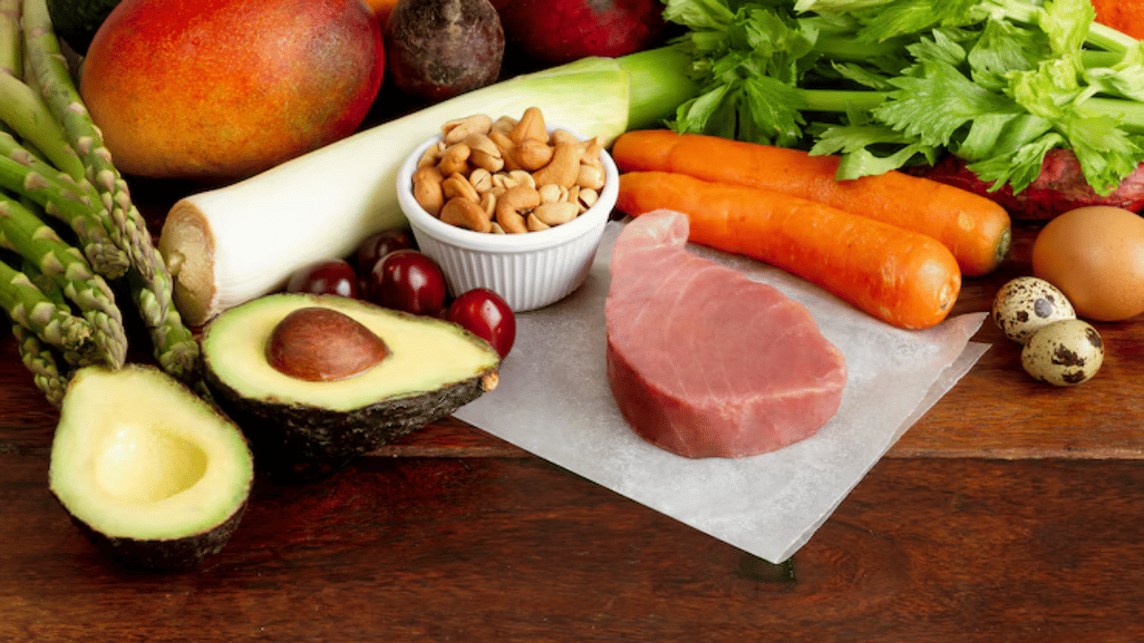 മുടിയുടെ ഫോളിക്കിളുകളെ പോഷിപ്പിക്കാനും മുടി വളർച്ചയെ പ്രോത്സാഹിപ്പിക്കാനും വൈറ്റമിൻ ബി നിർണായക പങ്ക് വഹിക്കുന്നു. വൈറ്റമിൻ ബിയുടെ കുറവ് മുടി കൊഴിയുന്നതിനോ, മുടി കൊഴിച്ചിൽ ഉണ്ടാകുന്നതിനോ, മുടിയുടെ തിളക്കം കുറയുന്നതിനോ കാരണമാവുകയും ചെയ്യും. അതിനാൽ നിങ്ങളുടെ ഭക്ഷണത്തിൽ വൈറ്റമിൻ ബി ഉൾപ്പെടുത്തേണ്ടത് അത്യാവശ്യമാണ്. (Image Credits: Freepik
 