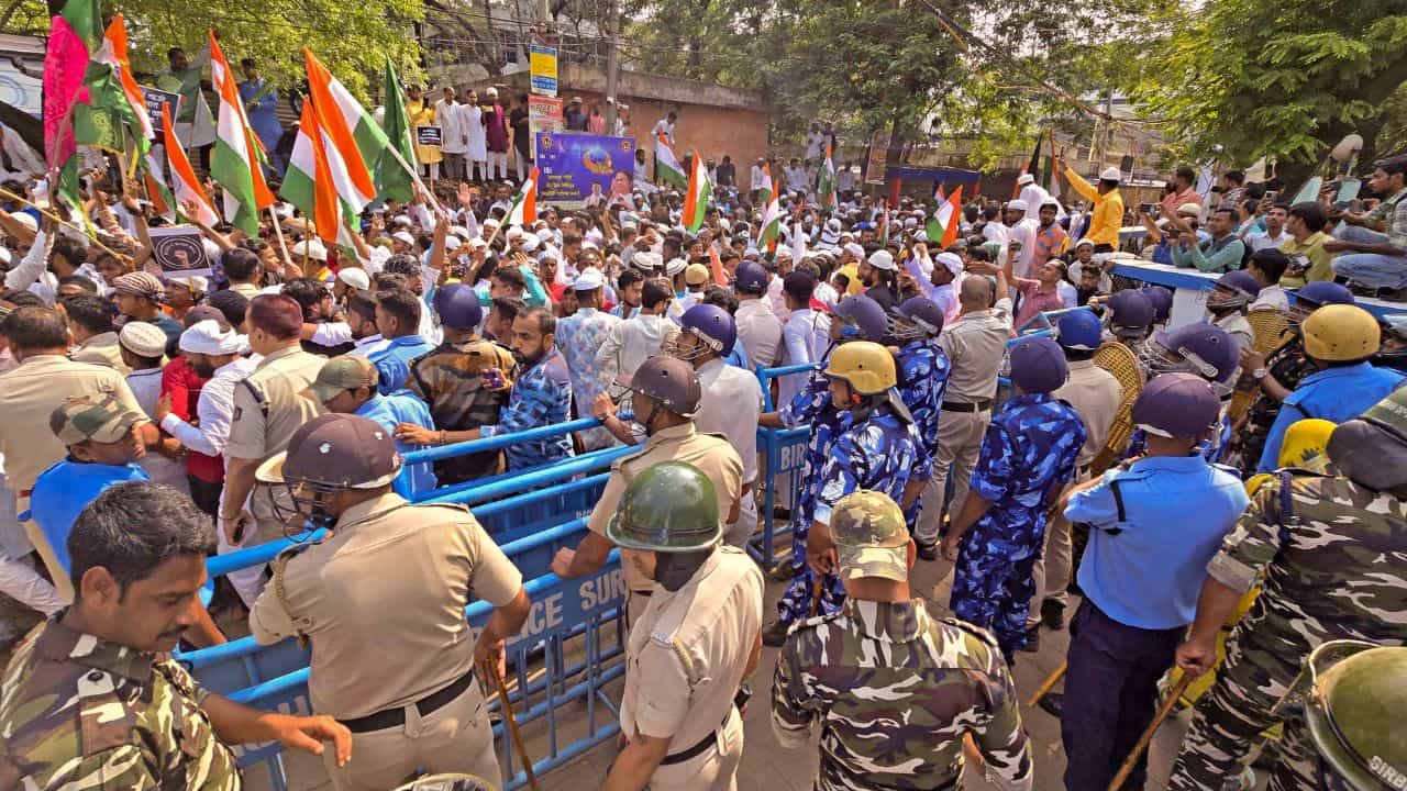 Waqf Act Protest: വഖഫ് വിഷയത്തില്‍ സംഘര്‍ഷം; ബംഗാളില്‍ ട്രെയിനിന് നേരെ കല്ലേറ്, മുര്‍ഷിദാബാദില്‍ നിരോധനാജ്ഞ