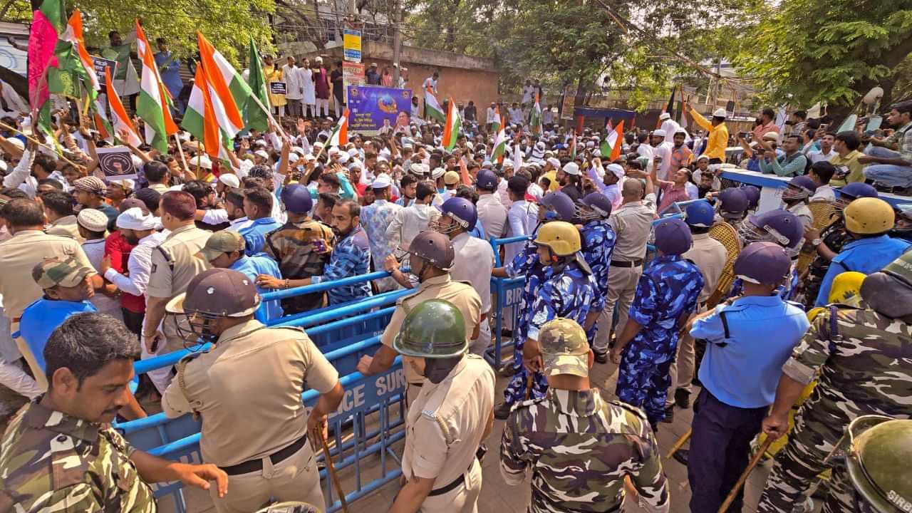 Waqf Act Protest: വഖഫ് വിഷയത്തില്‍ സംഘര്‍ഷം; ബംഗാളില്‍ ട്രെയിനിന് നേരെ കല്ലേറ്, മുര്‍ഷിദാബാദില്‍ നിരോധനാജ്ഞ