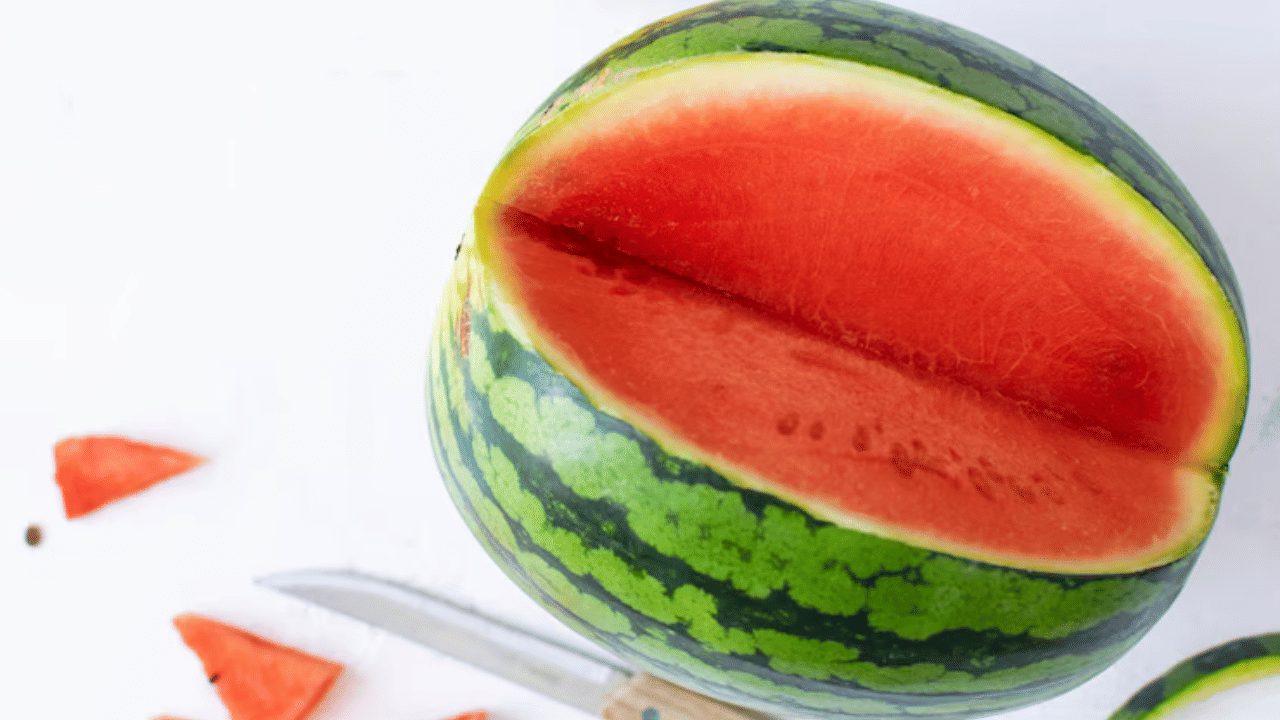 തണ്ണിമത്തനിൽ മാലിക് ആസിഡ് ധാരാളം അടങ്ങിയിട്ടുള്ളതിനാൽ ഇത് ചർമ്മത്തിലെ മൃതകോശങ്ങളെ നീക്കം ചെയ്യുന്നു. ഇത് നിങ്ങൾക്ക് തിളക്കമുള്ള മൃദുവായതുമായ നിറം നൽകുന്നു. ഇങ്ങനെ ചെയ്യുന്നതിലൂടെ നിങ്ങളുടെ മുഖത്ത് മൃദുലമായ ഘടനയോടെ തൽക്ഷണ തിളക്കം അനുഭവപ്പെടും. എല്ലാ ദിവസവും രാവിലെ തണ്ണിമത്തൻ്റെ തൊലിയുപയോഗിച്ച് മുഖം വൃത്തിയാക്കാം. ഇത് ദിവസം മുഴുവൻ മുഖത്തെ പുതുമയോടെ നിർത്തുന്നു.