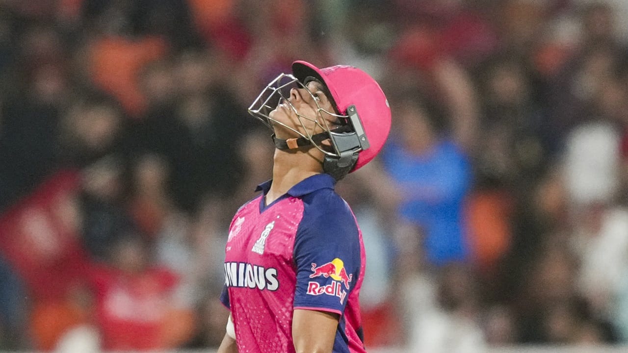 താരലേലത്തിന് മുമ്പ് രാജസ്ഥാന്‍ റോയല്‍സ്‌ നിലനിര്‍ത്തിയ താരങ്ങളിലൊരാളാണ് യശ്വസി ജയ്‌സ്വാള്‍. 18 കോടി രൂപയ്ക്കാണ് ജയ്‌സ്വാളിനെ നിലനിര്‍ത്തിയത്. മുന്‍സീസണില്‍ മികച്ച പ്രകടനം നടത്തിയെങ്കിലും ഈ സീസണില്‍ ജയ്‌സ്വാളിന് കാര്യമായി തിളങ്ങാനായില്ല (Image Credits: PTI, Social Media)