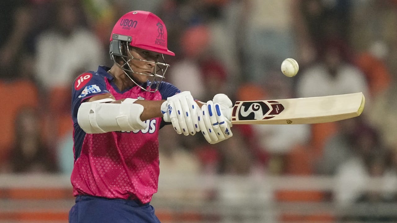 എന്നാല്‍ ഗുജറാത്ത് ടൈറ്റന്‍സിനെതിരെ നടന്ന മത്സരത്തില്‍ വീണ്ടും നിറംമങ്ങി. ഏഴ് പന്തില്‍ ആറു റണ്‍സിന് ഔട്ട്.  അതിനിടെ, ജയ്‌സ്വാള്‍ ഇപ്പോള്‍ ക്രിക്കറ്റില്‍ ശ്രദ്ധിക്കുന്നില്ലെന്ന് വിമര്‍ശിച്ച് മുന്‍ പാക് താരം ബാസിത് അലി രംഗത്തെത്തി. ക്രിക്കറ്റില്‍ ശ്രദ്ധിച്ചില്ലെങ്കില്‍ പൃഥി ഷായുടെ അവസ്ഥ വരുമെന്ന് ബാസിത് അലി ഓര്‍മിപ്പിച്ചു. ക്രിക്കറ്റിനെ സ്‌നേഹിക്കണമെന്നും അദ്ദേഹം പറഞ്ഞു.