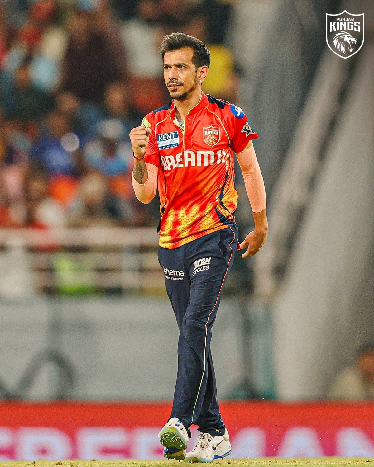 മറുപടി ബാറ്റിംഗിനിറങ്ങിയ കൊൽക്കത്തയ്ക്കും ബാറ്റിംഗ് തകർച്ച നേരിട്ടു. യുസ്‌വേന്ദ്ര ചഹാൽ നാല് വിക്കറ്റുമായി തിളങ്ങിയപ്പോൾ മാർക്കോ യാൻസൻ മൂന്ന് വിക്കറ്റ് സ്വന്തമാക്കി. 15.1 ഓവറിൽ 95 റൺസെടുക്കുന്നതിനിടെ കൊൽക്കത്ത ഓൾ ഔട്ട്. 28 പന്തിൽ 37 റൺസ് നേടിയ അങ്ക്ക്രിഷ് രഘുവൻശിയായിരുന്നു കൊൽക്കത്തയുടെ ടോപ്പ് സ്കോറർ.