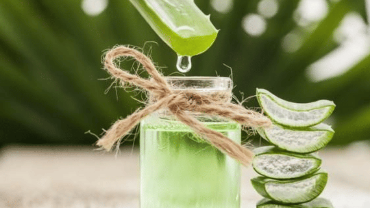 കറ്റാർവാഴ ജെൽ ത്വക്കിൽ നേരിട്ട് ഉപയോഗിക്കുന്നത് ചുളിവുകൾ കുറയ്ക്കാനും, പൊള്ളലുകൾക്കും, ചൊറിച്ചിലുകൾക്കും ആശ്വാസം നൽകാനും സഹായിക്കുന്നു.