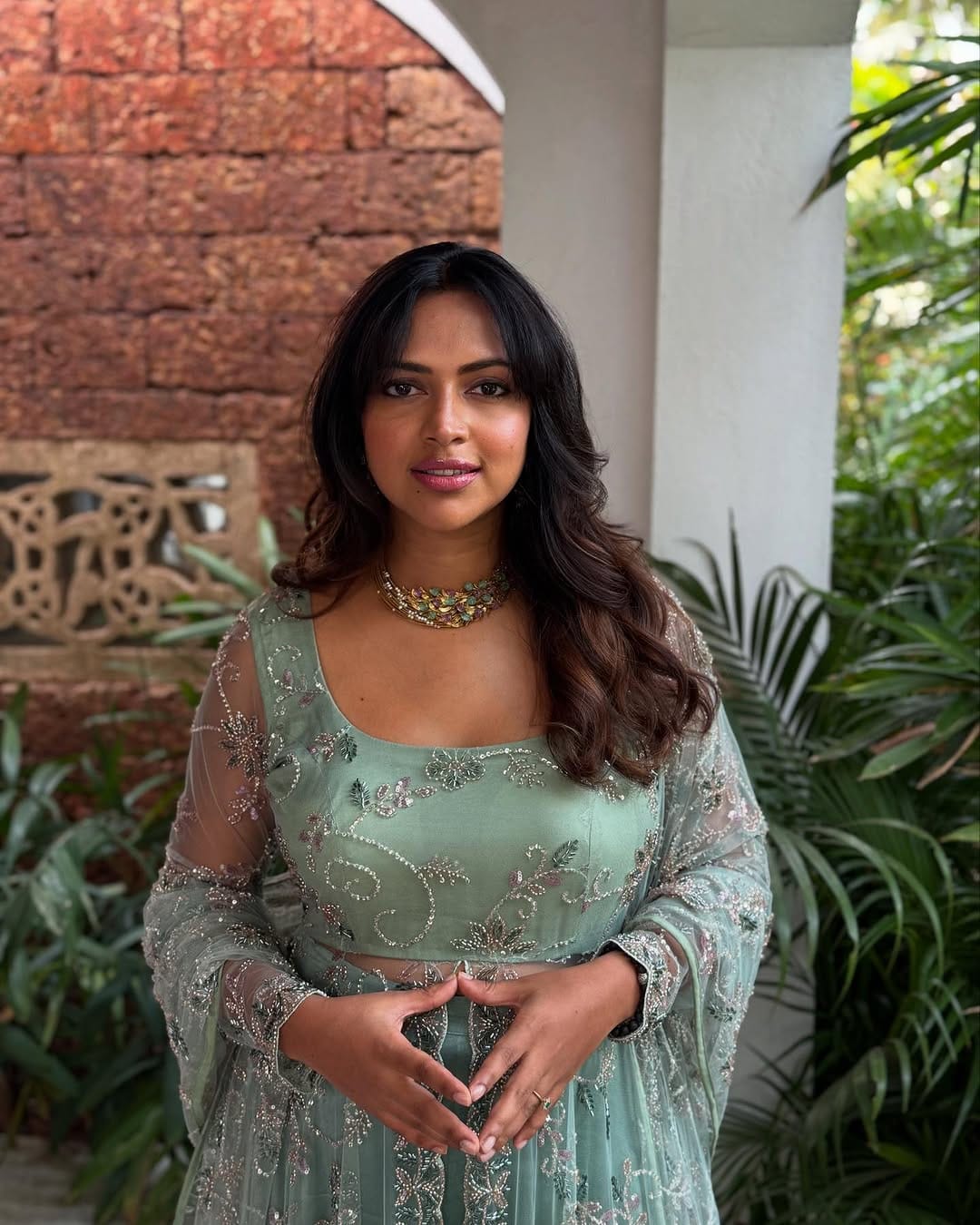 പതിവ് പോലെ തന്നെ ഉദ്ഘാടനം ചെയ്യാനെത്തിയ നടി അമല പോളിന് വിലപിടിപ്പുള്ള ആഭരണങ്ങൾ അണിയാൻ നൽകുന്നതും ശ്രദ്ധേയമായിരുന്നു. 4 കോടിയുടെ മാലയാണ് അമല പോളിനെ കൊണ്ട് ബോബി ചെമ്മണൂർ ധരിപ്പിച്ചത്. ഇതോടെ ഇത് അമലയ്ക്ക സ്വന്തമായി നൽകിയതോ എന്ന തരത്തിൽ ചോദ്യം ഉയർന്നിരുന്നു.