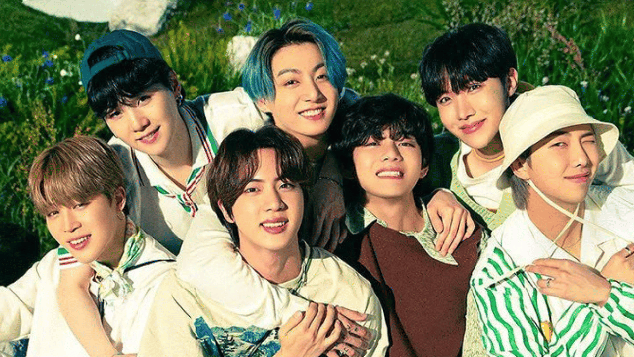 അതേസമയം ബാൻഡിലെ അംഗങ്ങളായ ആർഎം, സുഗ, ജിമിൻ, വി, ജങ് കുക്ക് എന്നിവരും സൈനിക സേവനം പൂർത്തിയാക്കി ജൂണിൽ മടങ്ങി എത്തുമെന്ന പ്രതീക്ഷയിലാണ് ആർമി.