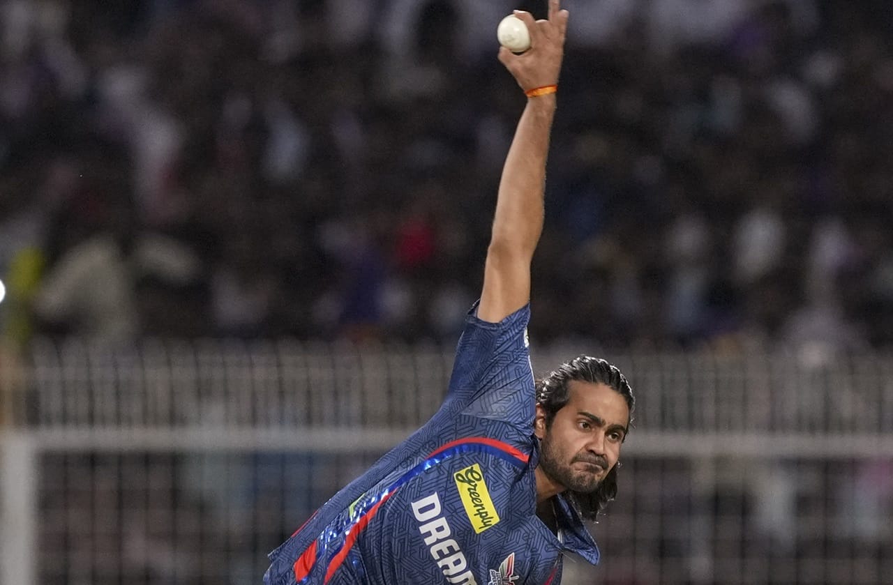 എത്ര കിട്ടിയാലും പഠിക്കാത്ത ചിലര്‍ എല്ലാ കൂട്ടത്തിലും കാണും. അത്തരത്തിലൊരു ആളാണ് ലഖ്‌നൗ സൂപ്പര്‍ ജയന്റ്‌സിന്റെ ദിഗ്വേശ് രതി. വിക്കറ്റ് വീഴ്ത്തിയതിന് ശേഷം നടത്തുന്ന 'നോട്ട്ബുക്ക്' ആഘോഷത്തിലൂടെയാണ് ദിഗ്വേശ് കുപ്രസിദ്ധി നേടിയത്. ബിസിസിഐയുടെ ശിക്ഷാനടപടികളൊന്നും തന്നെ ഭയപ്പെടുത്തുന്നില്ലെന്ന് വീണ്ടും സമാനമായ ആഘോഷപ്രകടനങ്ങളിലൂടെ ദിഗ്വേശ് തെളിയിക്കുകയാണ്. മികച്ച സ്പിന്നറെങ്കിലും കളിക്കളത്തിലെ 'താന്തോന്നി' പരിവേഷമാണ് താരത്തിന് ലഭിക്കുന്നത് (Image Credits: PTI)