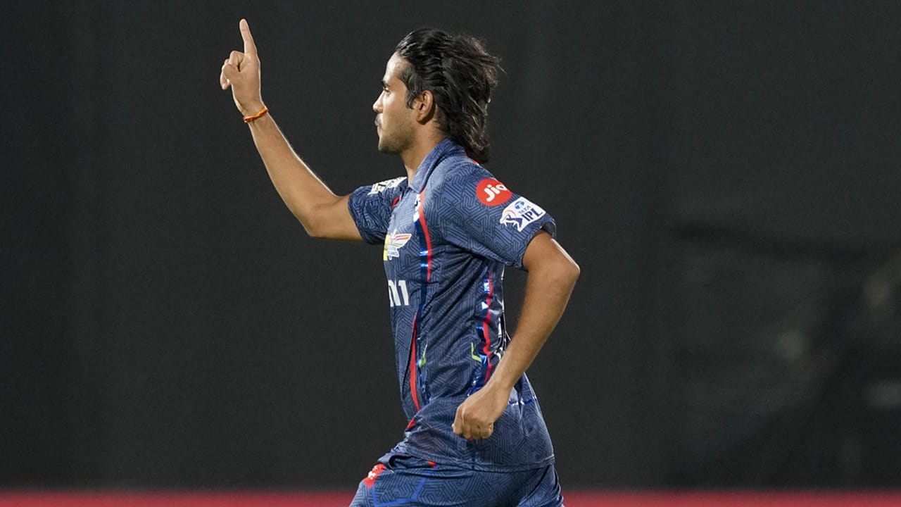 കഴിഞ്ഞ ദിവസം കൊല്‍ക്കത്ത നൈറ്റ് റൈഡേഴ്‌സിനെതിരെ നടന്ന മത്സരത്തിലും ദിഗ്വേശ് വേറിട്ട ആഘോഷം നടത്തി. ഇത്തവണ കൊല്‍ക്കത്ത താരം സുനില്‍ നരെയ്‌ന്റെ വിക്കറ്റാണ് ദിഗ്വേശ് സ്വന്തമാക്കിയത്. പിന്നാലെ ഗ്രൗണ്ടില്‍ എഴുതി ഒപ്പിടുന്ന തരത്തിലുള്ള ആഘോഷമാണ് താരം നടത്തിയത്.