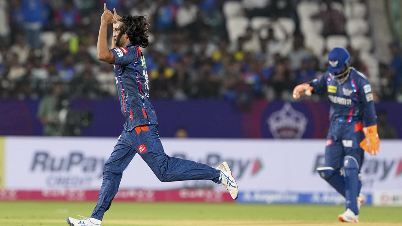 പഞ്ചാബ് കിങ്‌സിനെതിരെ നടന്ന മത്സരത്തില്‍ ഓപ്പണര്‍ പ്രിയാന്‍ഷ് ആര്യയുടെ വിക്കറ്റെടുത്തതിന് ശേഷമാണ് ദിഗ്വേശ് ആദ്യമായി നോട്ട്ബുക്ക് സെലിബ്രേഷന്‍ നടത്തുന്നത്. നോട്ട്ബുക്കിലെഴുതുന്നതുപോലെ കൈയില്‍ കുറിച്ചിടുന്നതുപോലെ കാണിക്കുന്നതാണ് നോട്ട്ബുക്ക് സെലിബ്രേഷന്‍. പ്രിയാന്‍ഷിന്റെ അടുത്തെത്തിയാണ് താരം ഈ ആഘോഷം നടത്തിയത്. പിന്നാലെ മാച്ച്ഫീയുടെ 25 ശതമാനം പിഴ ലഭിച്ചു. ഒരു ഡീമെറിറ്റ് പോയിന്റും ലഭിച്ചു.