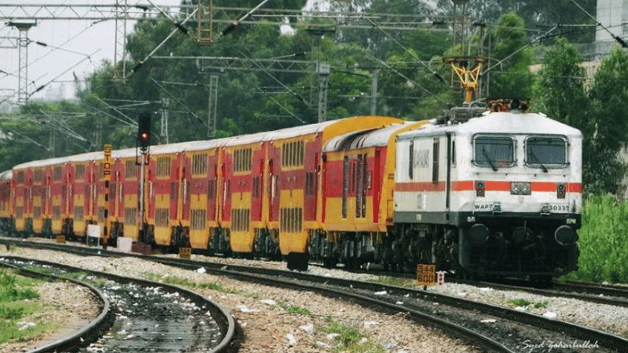 Double Decker Train: കേരളത്തിലേക്ക് ഡബിൾ ഡെക്കർ ട്രെയിൻ വരുന്നു; ആദ്യ സർവീസ് എവിടെ? Double Decker Train: കേരളത്തിലേക്ക് ഡബിൾ ഡെക്കർ ട്രെയിൻ വരുന്നു; ആദ്യ സർവീസ് എവിടെ?