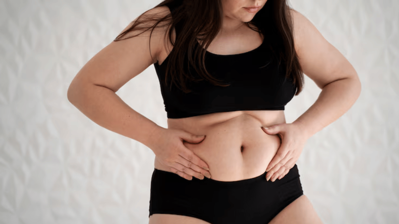 ഗർഭകാലത്ത് മിക്ക സ്ത്രീകളിലും അഞ്ച് മുതൽ 18 കിലോഗ്രാം വരെ ഭാരം വർദ്ധിക്കുന്നു. എന്നാൽ പ്രസവശേഷം ഈ ഭാരം കുറയ്ക്കുക എന്നത് അത്ര എളുപ്പമുള്ള കാര്യമല്ല. അമ്മയുടെ കടമകളുടെ കൂടെ സ്വന്തം ശരീരം പഴയപടിയാക്കുക അല്പം ബുദ്ധിമുട്ടാണ്. പ്രസവശേഷം ഉടൻ തന്നെ വ്യായാമം ആരംഭിക്കുന്നത് നിങ്ങളുടെ ആരോ​ഗ്യത്തിന് നല്ലതല്ല. ഓരോരുത്തരുടെയും ആരോ​ഗ്യസ്ഥിതി മനസിലാക്കി ഡോക്ടറുടെ നിർദ്ദേശപ്രകാരം മാത്രം വ്യായാമം തുടങ്ങുക. (Image Credits: Freepik)
